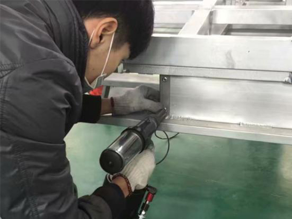 用于電梯零部件生產的速耐氣動鉚釘槍