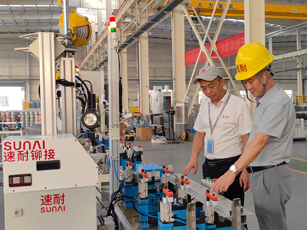 速耐為安安新材打造新能源汽車全自動(dòng)鉚接流水線