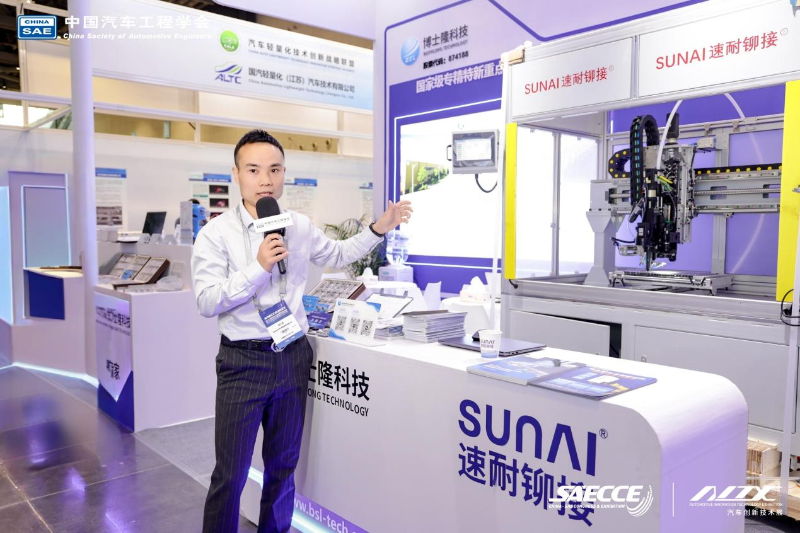 副總經(jīng)理接受采訪