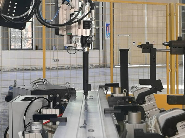 速耐全自動監控拉鉚設備助力上海友升